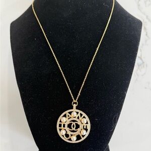 Fashion Jewelry Gold-Tone Round Medallion Necklace with Pearls